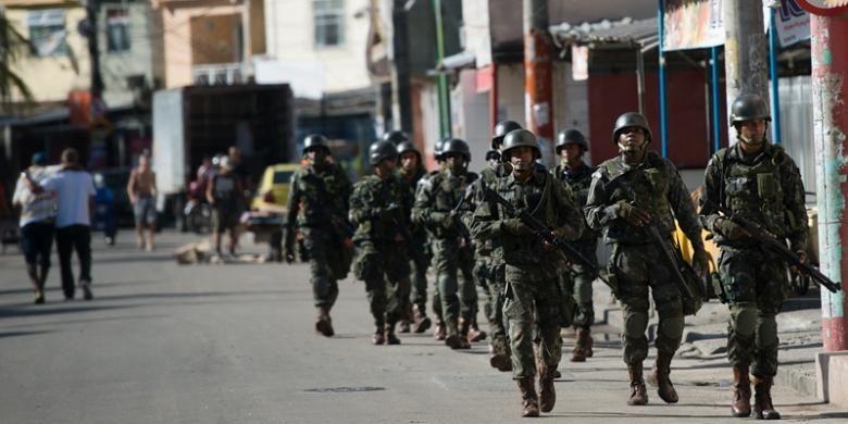 Sekelompok tentara Brasil berpatroli di permukiman kumuh Mare di kota Rio de Janeiro, Sabtu (5/4/2014), untuk menjamin keamanan pagelaran Piala Dunia 2014. Sebanyak 2.700 personel militer dikerahkan untuk menduduki permukiman kumuh paling berbahaya di kota Rio de Janeiro itu.
