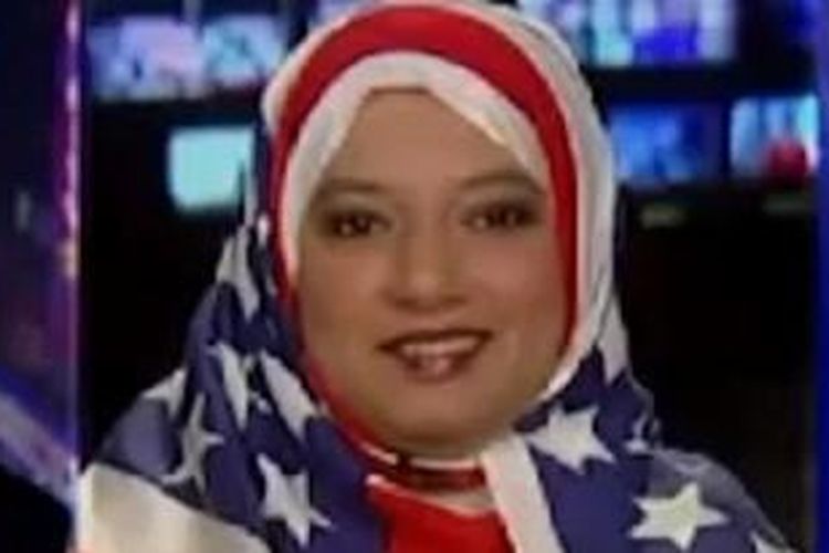 Saba Ahmed menggunakan sebuah bendara AS sebagai hijab dalam acara talk show di Fox News Channel.
