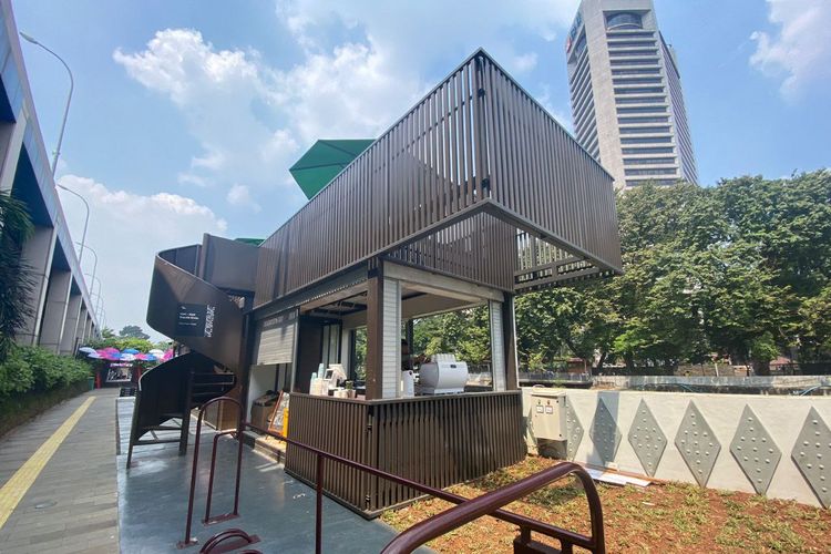 Area Jakarta Creative Zone-Riverview di Sudirman, Jakarta Pusat, yang terdiri dari tempat duduk-duduk, tenant kuliner, dan tempat berkreasi, seperti dikunjungi Kompas.com, Minggu (11/6/2023).