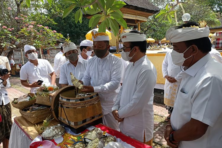 Pemerintah Kota Denpasar saat menggelar upacara Wisuda Bumi untuk mendoakan agar pandemi Covid-19 kembali mereda.  