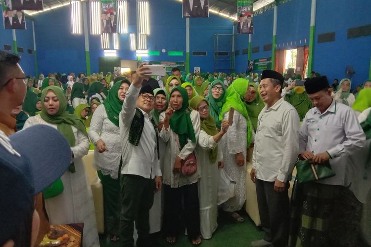 Calon Wakil Presiden (Cawapres) dari Koalisi Perubahan untuk Persatuan (KPP) Muhaimin Iskandar atau Cak Imin, memulai kampanye sebagai kontestan Pilpres 2024 di Mojokerto, Jawa Timur, Selasa (28/11/2023).