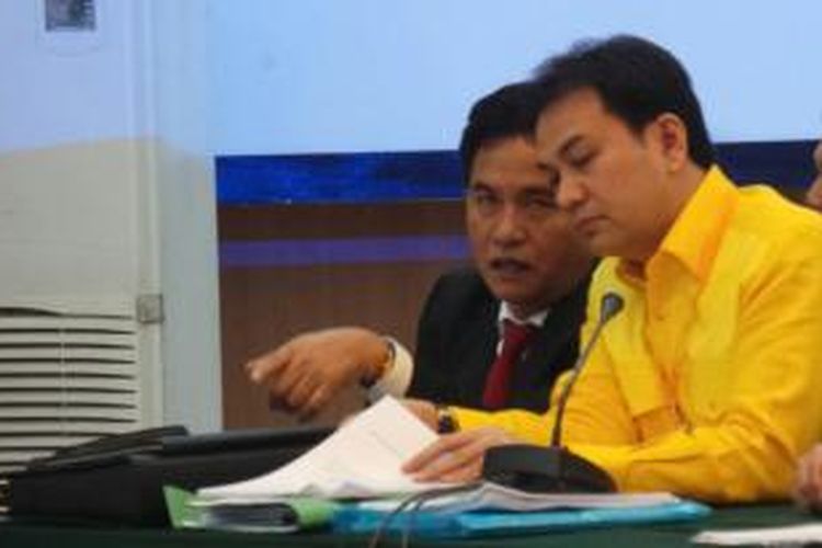 Yusril Ihza Mahendra mendampingi kubu Aburizal Bakrie dalam persidangan Mahkamah Partai Golkar, di Kantor DPP Partai Golkar, Slipi, Jakarta Barat, Rabu (25/2/2015).