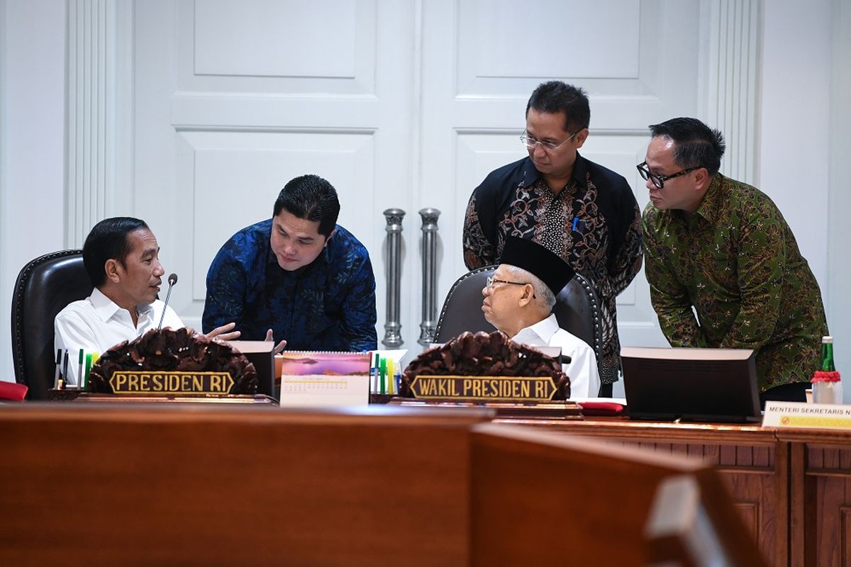 Presiden Joko Widodo (kiri) berbincang dengan Wakil Presiden Maruf Amin (tengah), Menteri BUMN Erick Thohir (kedua kiri) dan Wamen BUMN Budi Gunadi Sadikin (kedua kanan) dan Kartika Wirjoatmodjo (kanan) sebelum memimpin rapat kabinet terbatas di Kantor Presiden Jakarta, Rabu (30/10/2019). Ratas tersebut membahas penyampaian program dan kegiatan di bidang kemaritiman dan investasi. ANTARA FOTO/Wahyu Putro A/foc.