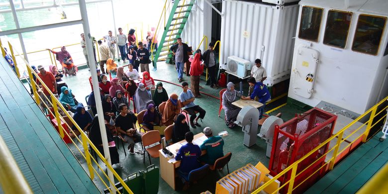 Suasana pelayanan kesehatan di rumah sakit apung Nusa Waluya II.