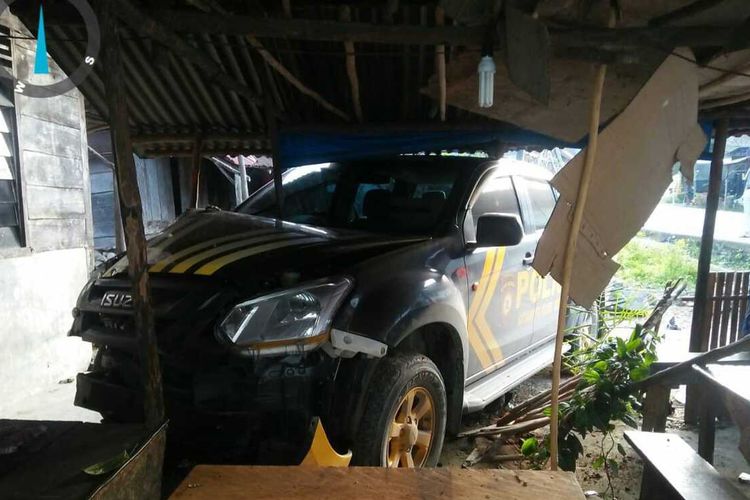 Mobil dinas Polres Kota Sibolga yang dikemudikan Bripka I (personel Polres Sibolga) menabrak seorang pejalan kaki di Tapanuli Utara, hingga tewas di tempat. Oknum polisi juga menabrak rumah warga hingga rusak, dan diduga akibat kelelahan.