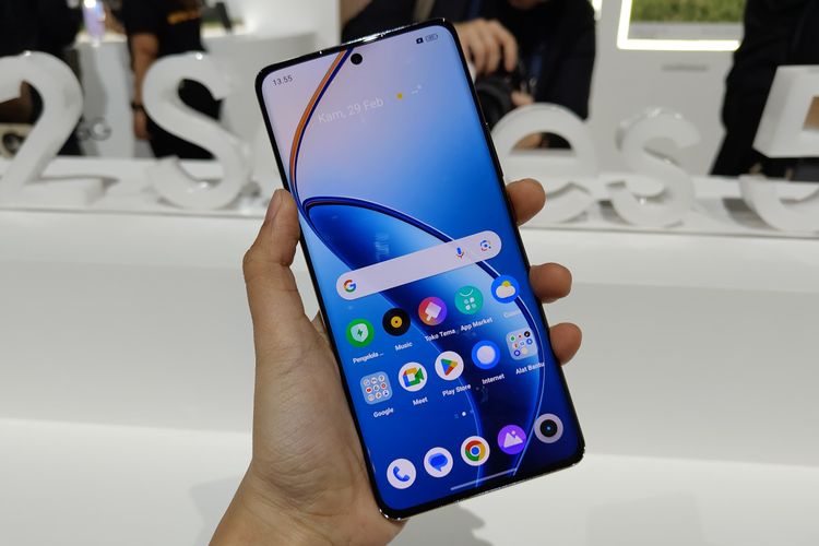 Layar depan Realme 12 Pro Plus yang mengadopsi model curved di sisi kanan dan kirinya.