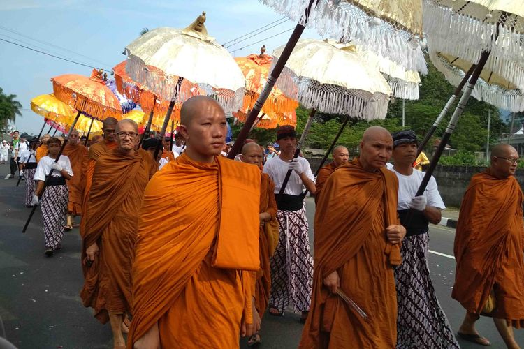 Para biksu dan umat Buddha melakukan kirab sarana puja Waisak sepanjang 3,7 kilometer dari Candi Mendut ke Candi Borobudur Magelang, Jawa Tengah, Sabtu (18/5/2019).
