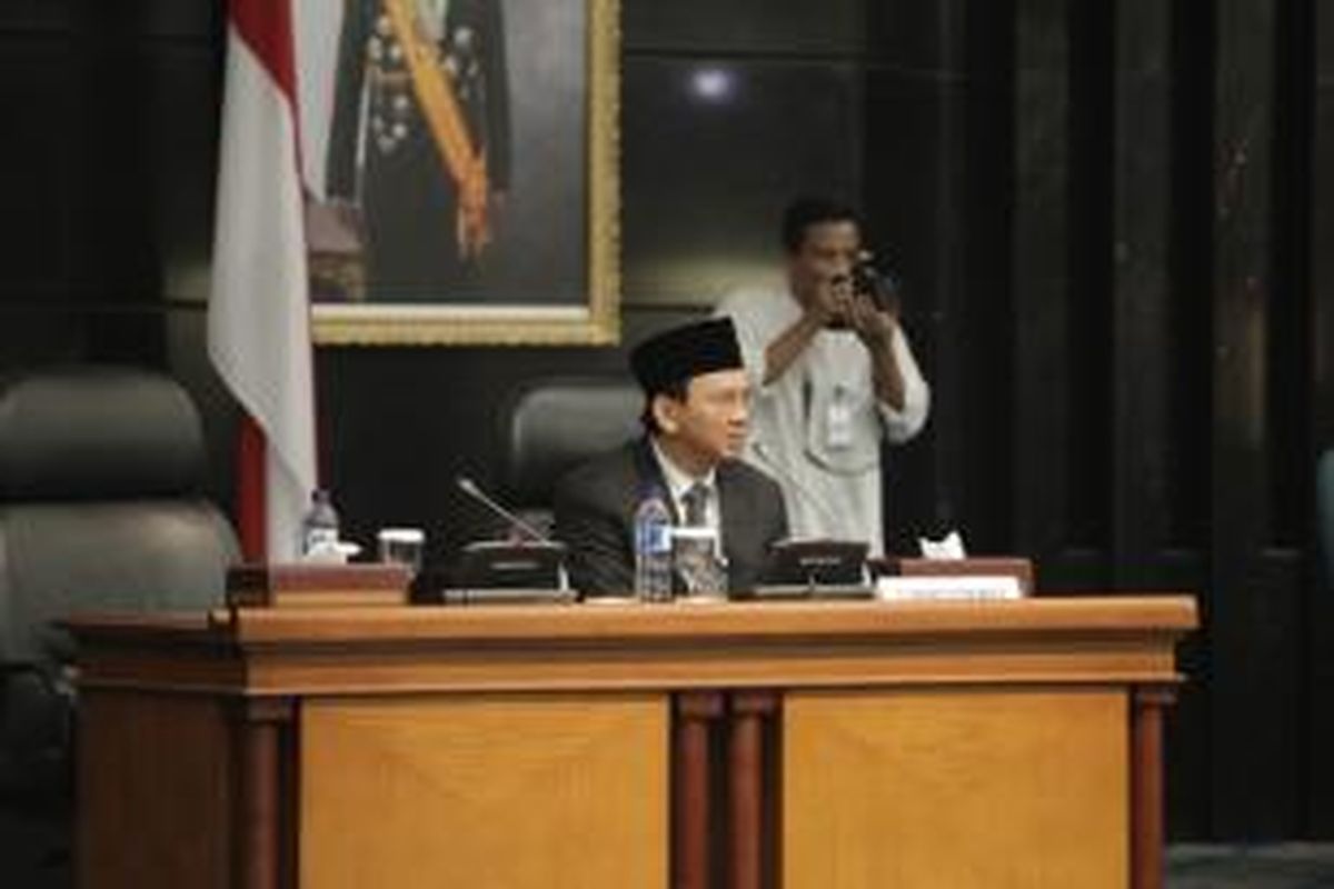 Pelaksana Tugas (Plt) Gubernur DKI Jakarta Basuki Tjahaja Purnama atau Ahok hadir dalam rapat paripurna istimewa di DPRD DKI Jakarta, Jumat (14/11/2014). Rapat beragendakan pengumuman status Ahok berdasarkan Surat Keputusan (SK) Kemendagri nomor 121.32/4438/OTDA perihal mekanisme pengangkatan menjadi Gubernur DKI Jakarta sisa masa jabatan 2012-2017. KOMPAS IMAGES/RODERICK ADRIAN MOZES