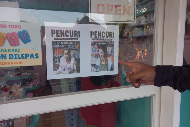 Foto dua perempuan pencuri kosmetik yang dicetak korban untuk mencari keberadaan pelaku.