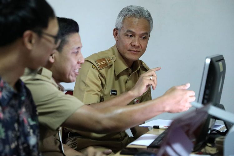 Gubernur Jawa Tengah Ganjar Pranowo saat mengecek proses pendaftaran calon siswa  SMA di Kantor Dinas Pendidikan Provinsi Jawa Tengah, Senin, 1 Juli 2019.