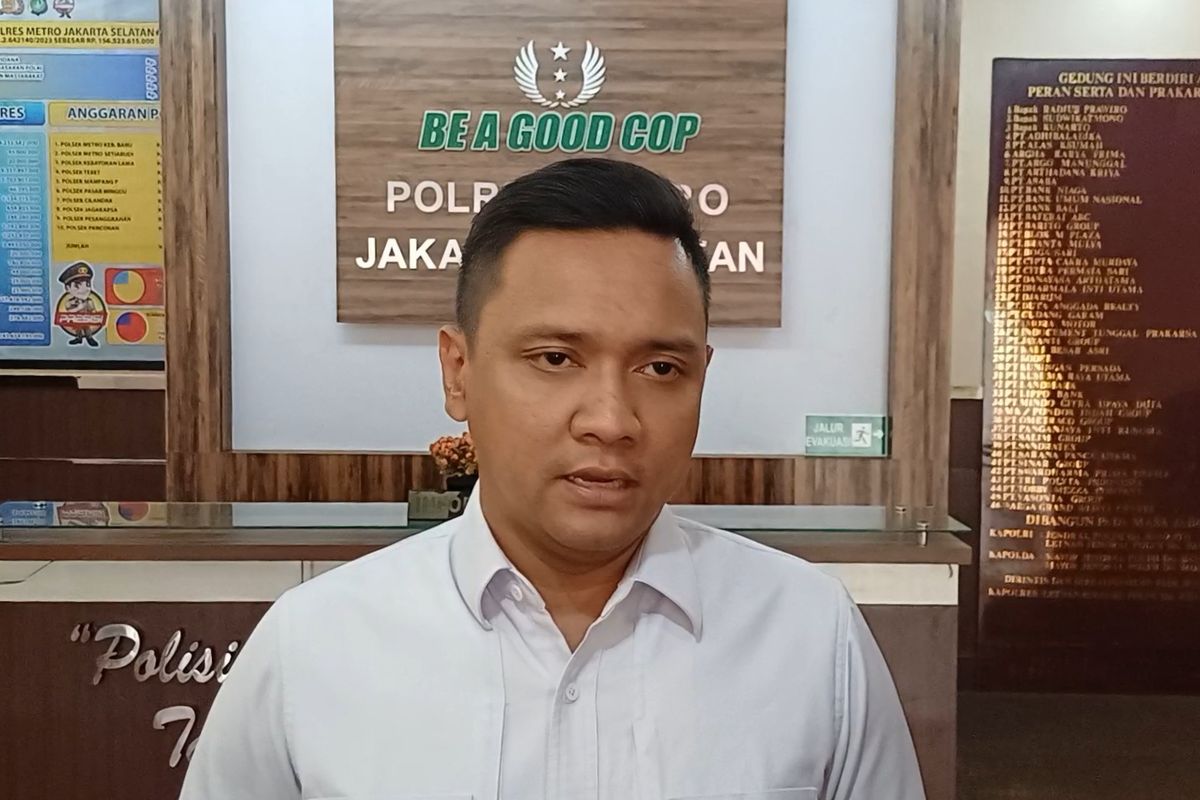 Wakasat Reskrim Polres Metro Jakarta Selatan Kompol Henrikus Yossi (kanan) di kantornya, Senin (21/8/2023). 