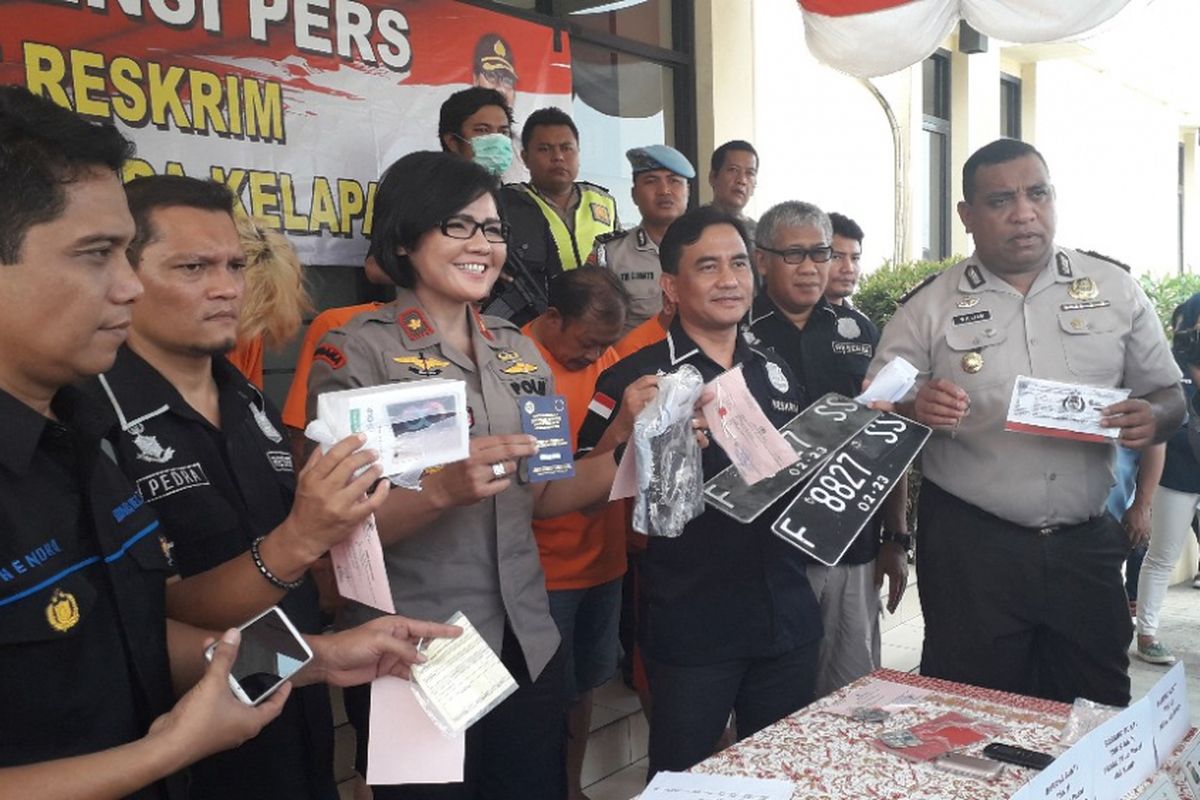 Kapolsek Sunda Kelapa Kompol Netty Siagian memamerkan sejumlah barang bukti kasus penggelapan truk bermuatan pasir di Mapolsek Sunda Kelapa, Selasa (28/8/2018).