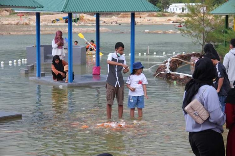 Kolam ikan hias di taman BMW Muntok, Bangka Barat, Senin (9/1/2023).