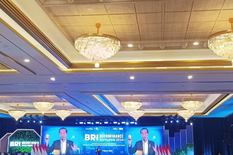 Presiden Joko Widodo saat memberi sambutan di acara BRI Microfinance Outlook 2024 di kawasan Gatot Subroto, Jakarta, Kamis (7/3/2024). 