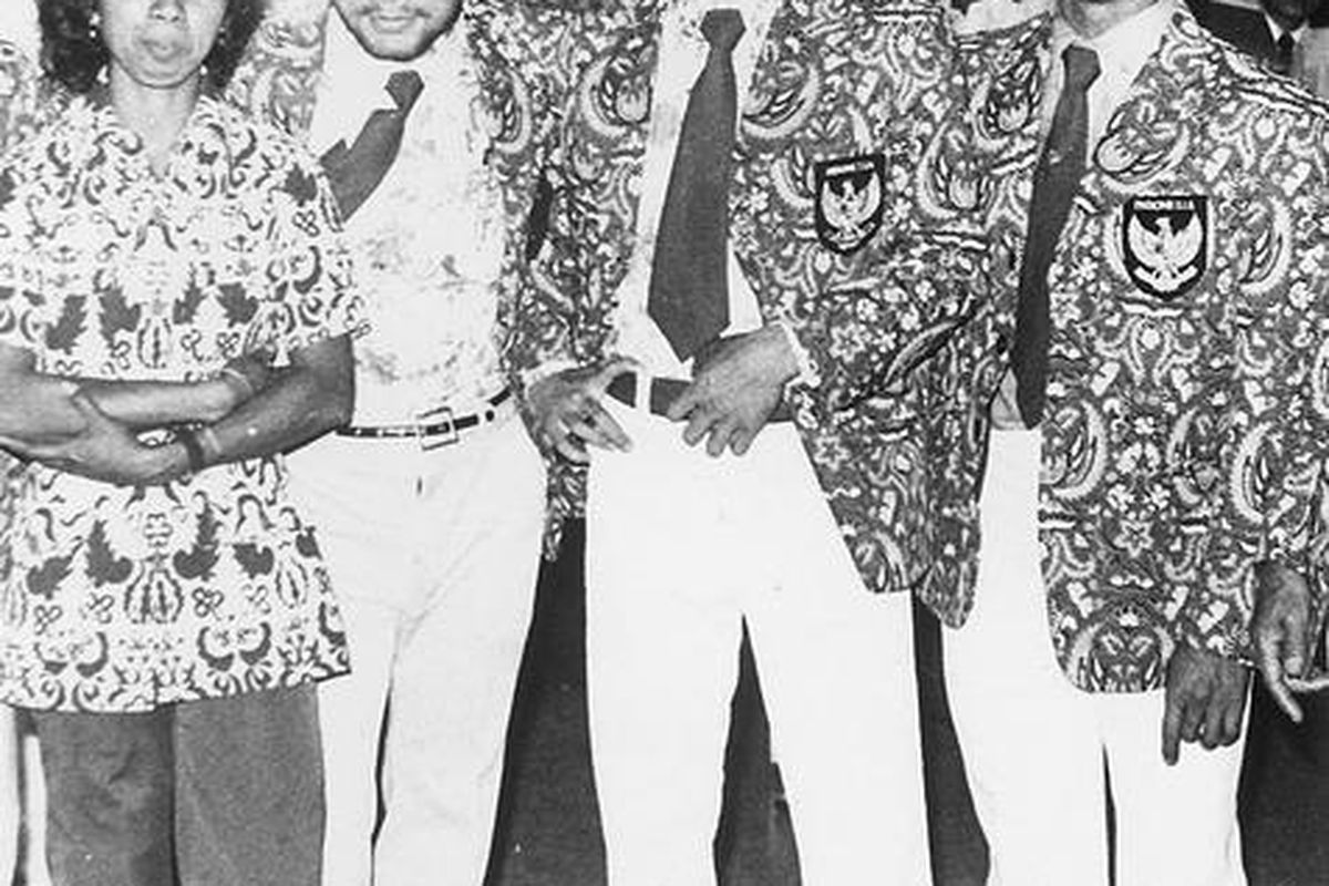 Atlet-atlet Indonesia yang mengikuti Olimpiade Montreal  tiba kembali di Tanah Air pada 6 Agustus 1976. Tampak di antara mereka (dari kiri) Carolina Rieuwpassa (atletik), Frans VB, Syamsul Anwar dari cabang tinju, dan Warino Lestanto (angkat besi). Pemanah Donald Pandiangan dan Leane Suniar singgah di Singapura untuk bertanding. Adapun perenang Kristiono Sumono langsung kembali ke tempat latihannya di San Diego, AS. Umumnya para atlet tidak berkomentar akan hasil yang mereka capai di Montreal. 