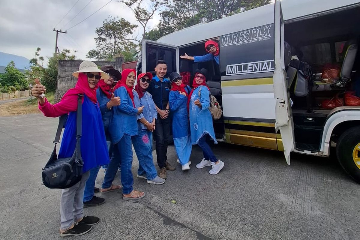 Pemilik Sultan Muda Trans, Muhammad Alif Habibie saat foto bersama rombongan tour and travel.