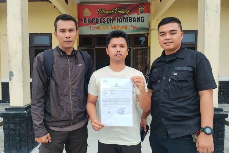 Rinaldi Igo Putra (tengah) memperlihatkan bukti laporan kasus penganiayaan usai melapor ke Polsek Tambang, Kabupaten Kampar, Riau, Senin (2/10/2023).