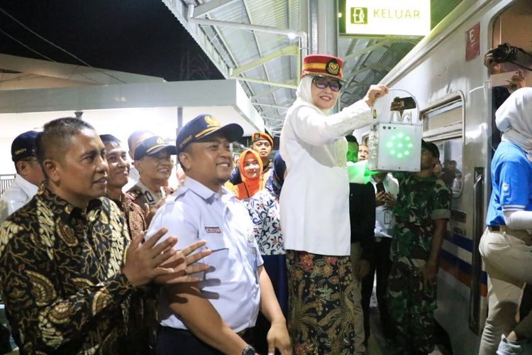 Peluncuran Kereta Api Anjasmoro relasi Jombang - Jakarta di Stasiun Kereta Api Jombang, Jawa Timur, Minggu (1/12/2019) malam. Peluncuran KA Anjasmoro dilaksanakan oleh Vice President PT KAI Daop 7 Madiun, Wisnu Pramodyo dan Bupati Jombang, Mundjidah Wahab.