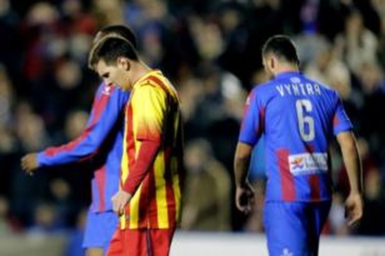 Striker Barcelona, Lionel Messi (tengah), kecewa karena gagal memanfaatkan kesempatan mencetak gol ke gawang Levante dalam laga Liga BBVA di Stadion Ciudad de Valencia, Minggu (19/1/2014). Barcelona hanya bermain imbang 1-1 melawan Levante.