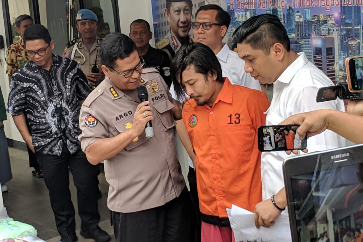 Zul Zivilia Ditangkap Sebagai Pengedar Narkoba di Apartemen Gading River View City Home, Kelapa Gading Barat, Jakarta Utara pada 1 Maret 2019