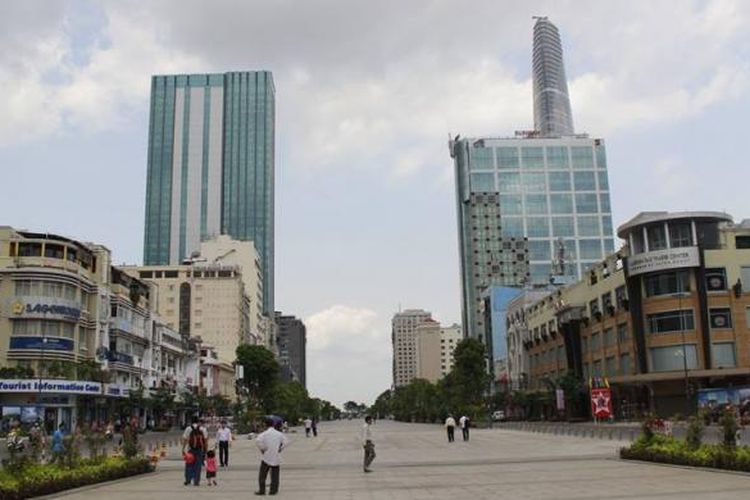 Plaza di kota Ho Chi Minh yang diapit gedung-gedung komersial perkantoran dengan latar belakang Bitexco Financial Tower.