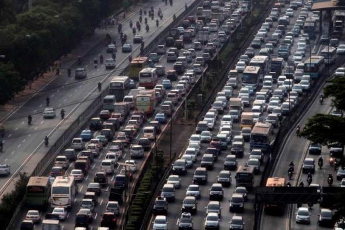 Kepadatan arus lalu lintas di tol dalam kota Jalan Gatot Subroto, Jakarta, Rabu (15/8/2012). Menjelang libur panjang Hari Raya Idul Fitri suasana lalu lintas di Jakarta relatif masih padat.