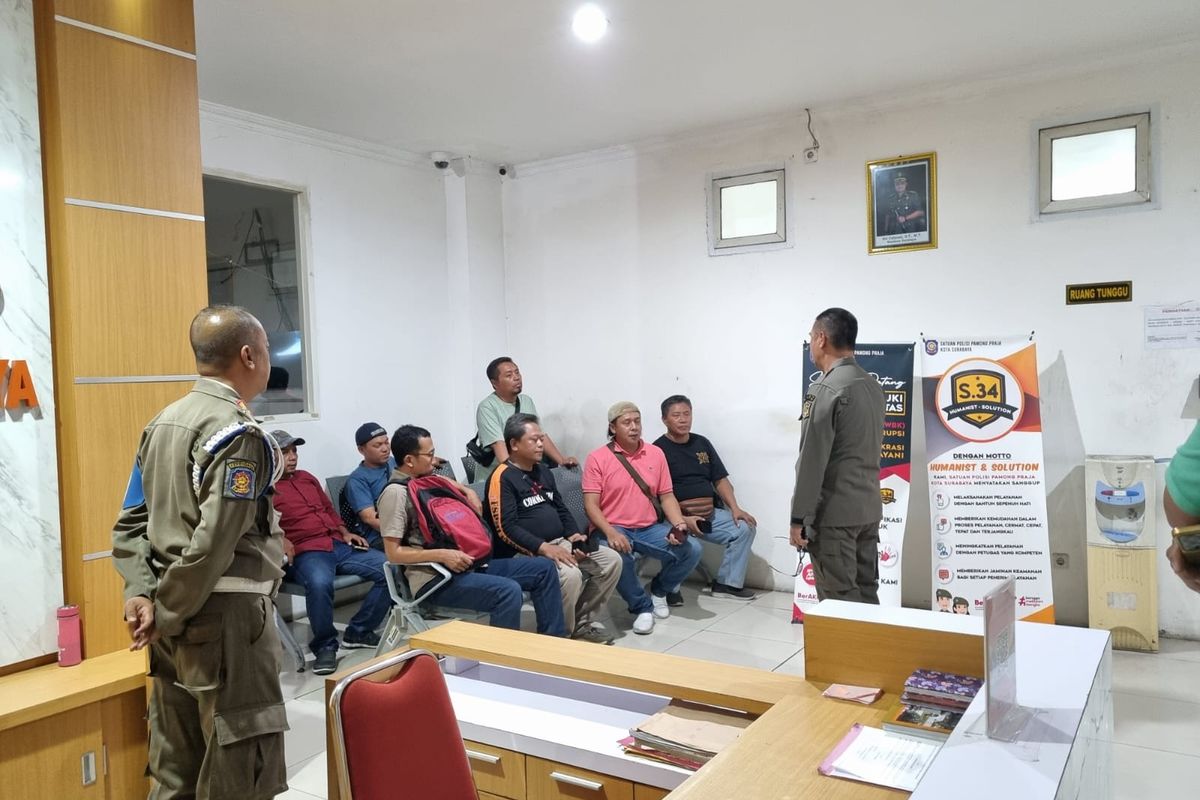 Sejumlah buruh mendatangi Kantor Satpol PP Surabaya.