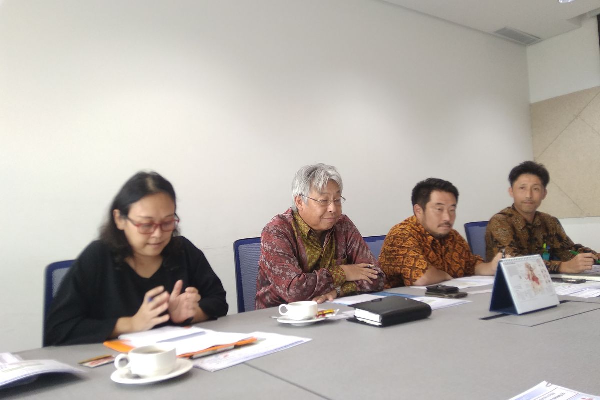 Ketua Jakarta Japan Club (JJC) sekaligus Presiden Direktur Sumitomo Indonesia Kanji Tojo (kedua kiri) saat berkunjung ke Menara Kompas sembari diskusi di Jakarta, Jumat (13/12/2019).