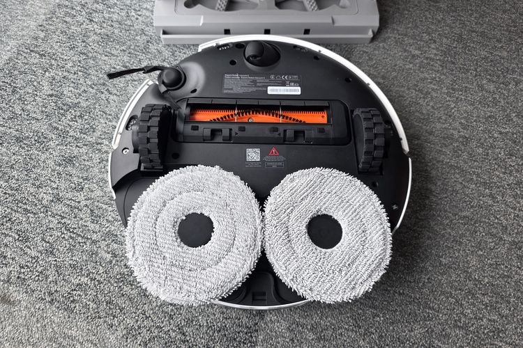Penampakan sisi bawah Xiaomi Robot Vacuum 5. Ada roda, kain pel, vacuum, dan sikat samping.