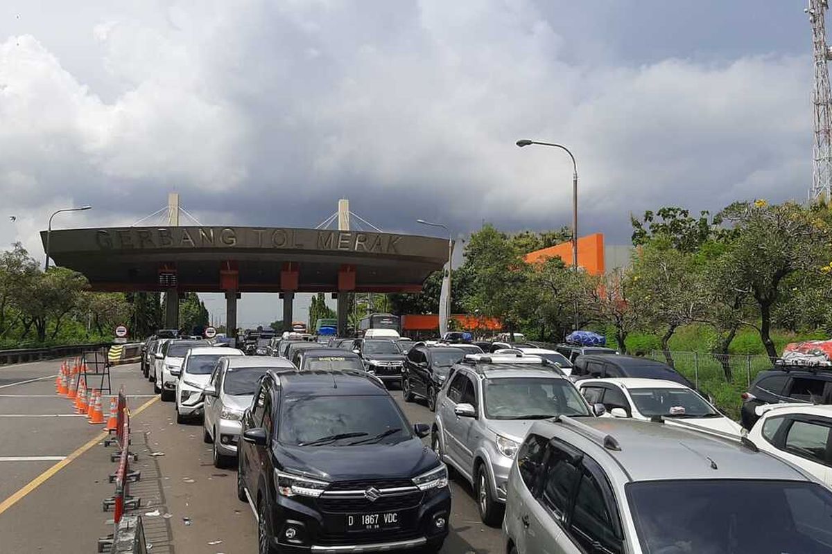 Cerita Pemudik 11 Jam Terjebak Macet di Tol Tangerang-Merak, Sampai Sahur Dimobil