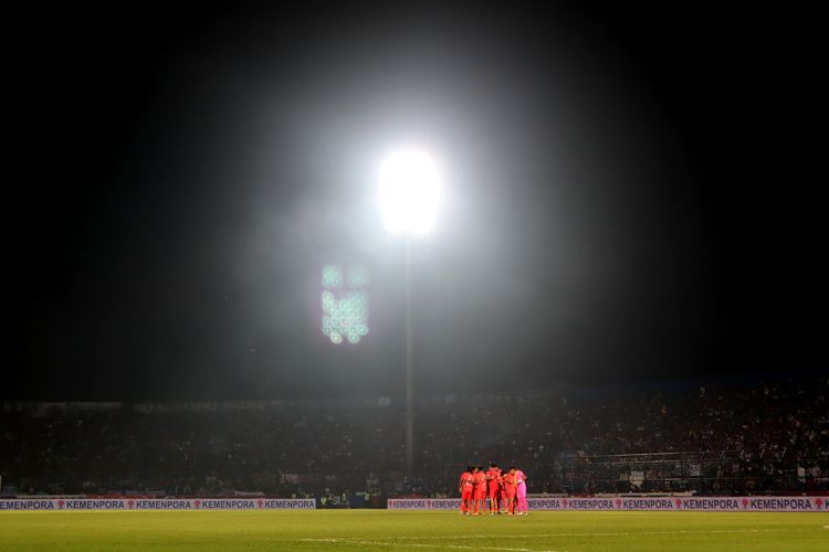 Pemain Borneo FC doa bersama sebelum kick off babak kedua saat pertandingan leg pertama Final Piala Presiden 2022 melawan Arema FC yang berakhir dengan skor 1-0 di Stadion Kanjuruhan Kepanjen, Kabupaten Malang, Kamis (14/7/2022) malam.