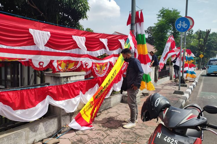 Penjualan bendera di pinggir jalan diminati masyarakat karena banyak pilihan yang ditawarkan.