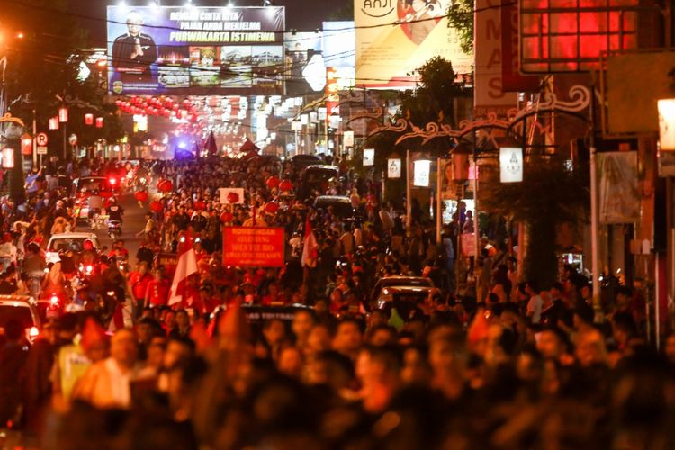  Masyarakat Purwakarta mengikuti karnaval Toleransi Umat Beragama dan mengikuti Pawai Beras Perelek dalam rangka HUT Purwakarta ke-186 serta Kabupaten Purwakarta ke-49 beberapa waktu lalu. 