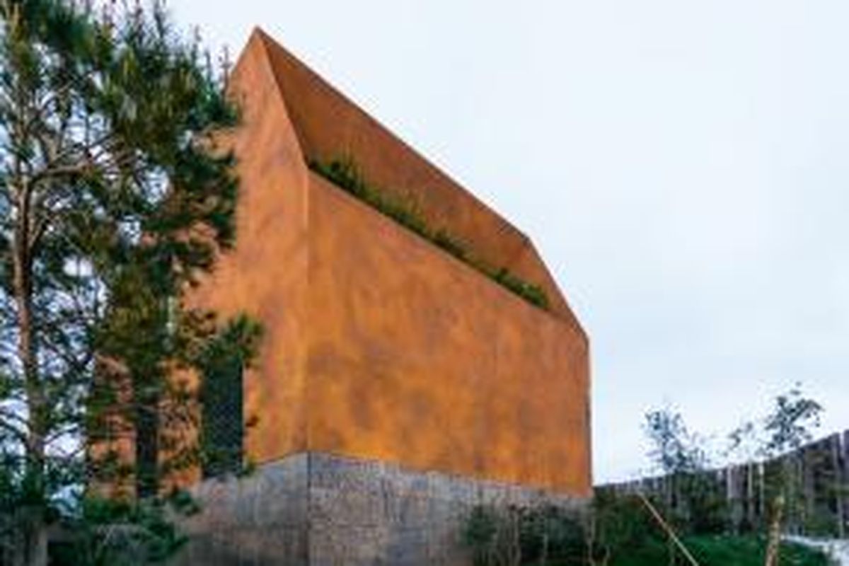 Rumah yang berada di sebuah bukit, di timur Torres Vedras, Lisbon, Portugal berikut ini memanfaatkan keadaan alam untuk menekan penggunaan energi. Rumah yang dibuat oleh Atelier Data tersebut dikenal juga dengan nama Varatojo House.