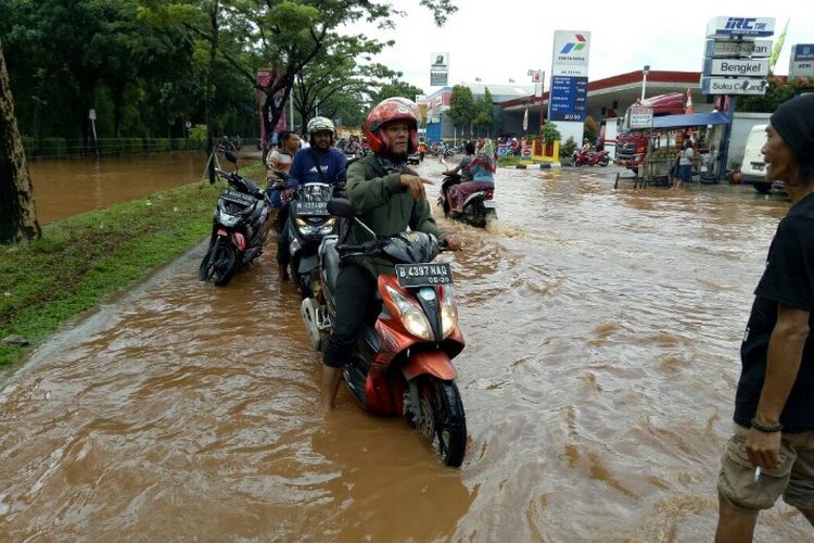Bencana banjir masih melanda Jalan Boulevard Graha Raya, Serpong Utara,  Tangerang Selatan, hingga Kamis (2/12/2020). Banjir dengan ketinggian sekitar sepaha orang dewasa itu membuat akses jalan penghubung antara Kota Tamgerang dan Kota Tangerang Selatan tersebut masih sulit dilalui kendaraan.