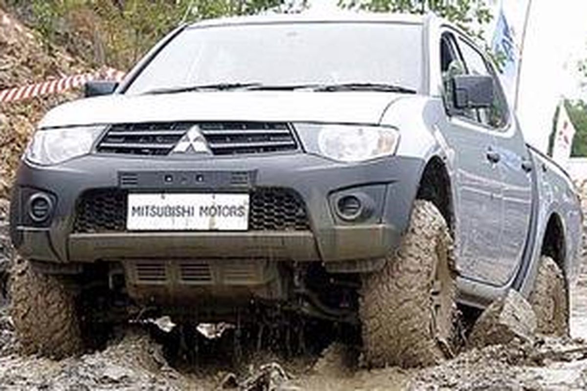 Keluar dari kubangan lumpur tak perku takut bagian depan menyentuh. Selain ada dek, juga desain bawah bemper yang membulat