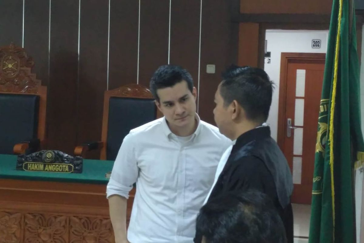 Artis peran Steve Emmanuel berdiskusi dengan kuasa hukumnya di Pengadilan Negeri Jakarta Barat, Slipi, Jakarta Barat, Senin (24/6/2019).