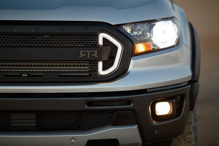Ford Ranger RTR tampil dengan desain gril motif baru, dengan imbuhan lampu LED yang berfungsi sebagai DRL