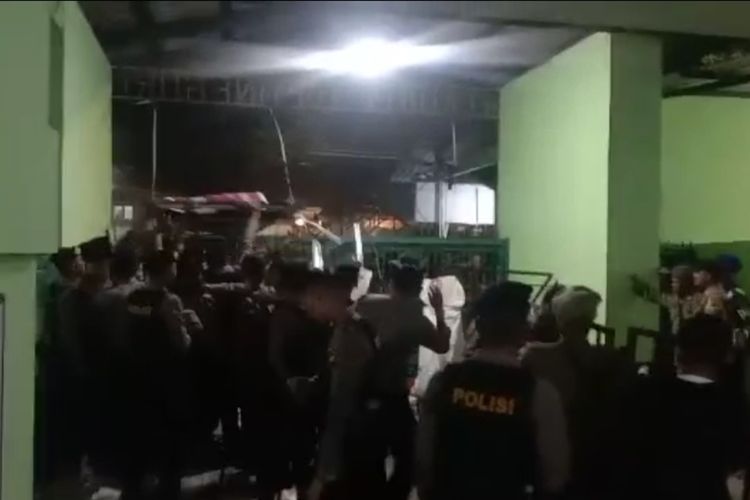 Penonton rusuh, adu dorong terjadi antara penonton dan polisi di Gerbang Stadion Diponegoro Semarang saat konser Slank