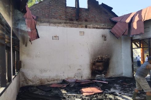 Gedung SMP di Bima Terbakar, Satu Petugas Damkar Kritis akibat Tersetrum