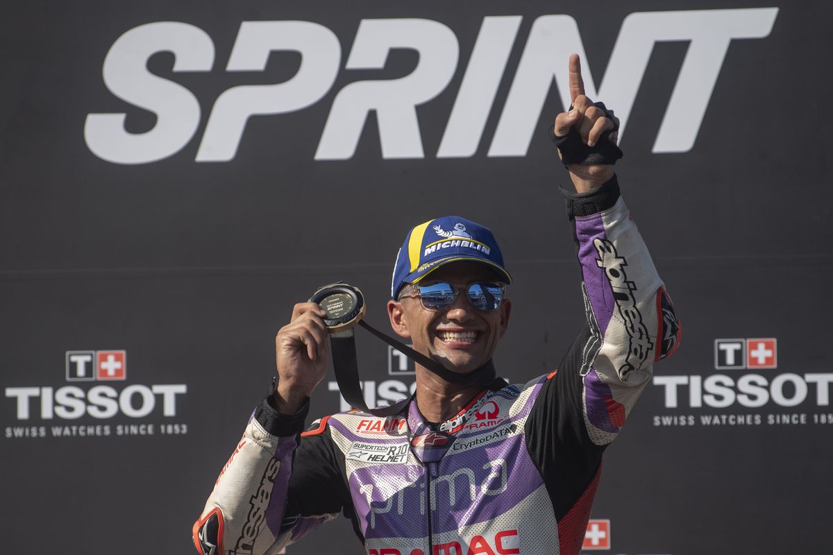 Pembalap Prima Pramac Racing Jorge Martin memegang piala medali usai memenangi Sprint Race MotoGP seri ke-15 di Pertamina Mandalika International Street Circuit, Lombok Tengah, NTB, Sabtu (14/10/2023). Jorge Martin berhasil menjuarai Sprint Race dengan catatan waktu 19 menit 49,711 detik disusul pembalap Mooney VR46 Racing Team  Luca Marini dan Marco Bezzecchi. ANTARA FOTO/Wahyu Putro A/hp.
