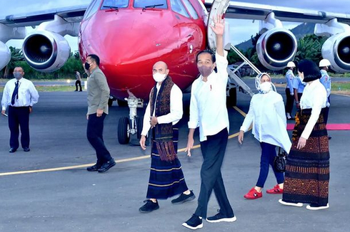 [HOAKS] Jokowi dan Iriana Membagi Kaus Bertuliskan 3 Periode