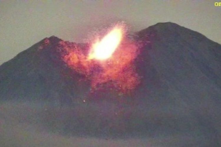 Tangkapan layar letusan asap Gunung Semeru, Selasa (9/5/2023).