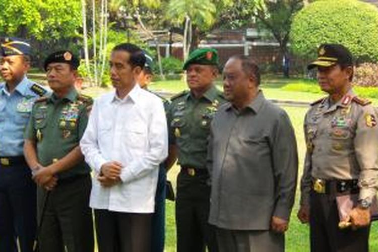 Presiden Joko Widodo saat konferensi pers bersama Kapolri Jenderal Sutarman, Kepala Badan Intelejen Negara Marciano Norman, Kepala Staf TNI Angkatan Darat Letjen TNI Gatot Nurmantyo, Kepala Staf TNI Angkatan Laut Laksamana TNI Marsetio, Panglima TNI Jenderal Moeldoko,  dan Kepala Staf TNI Angkatan Udara Marsekal TNI Ida Bagus Putu Dunia.