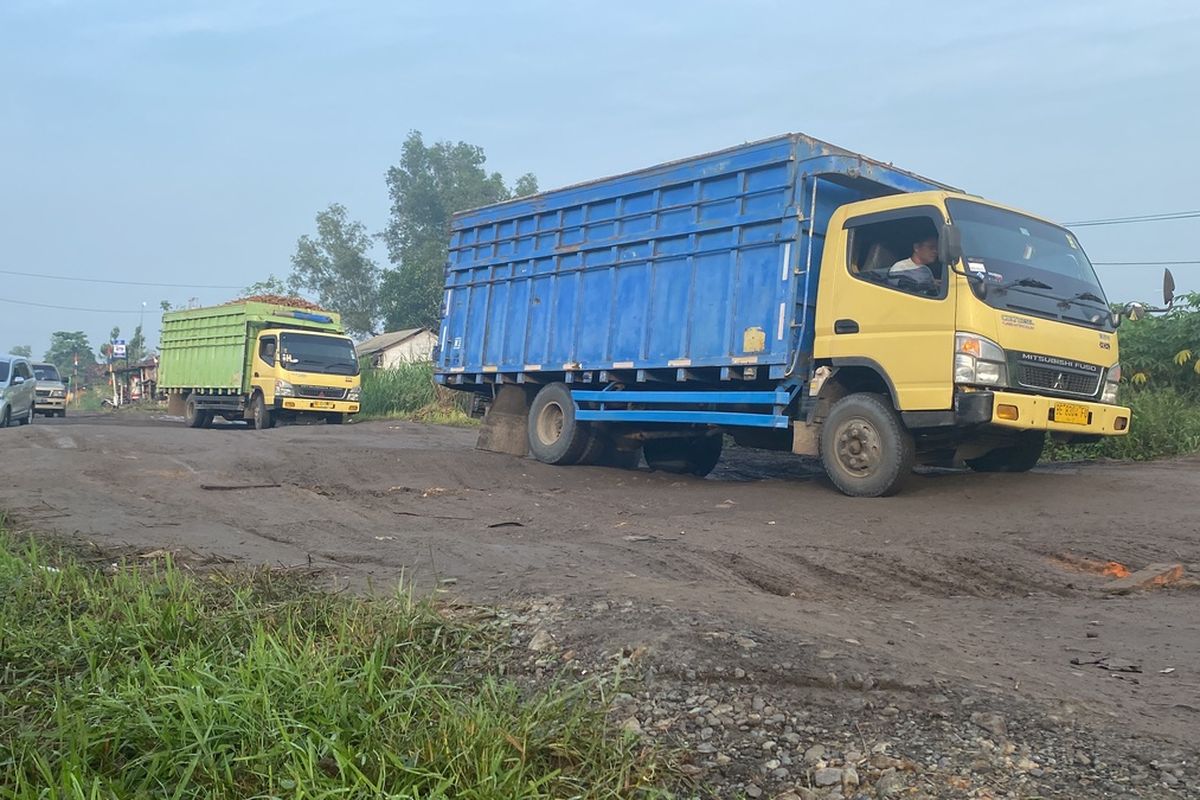 Truk melintas di ruas Simpang Randu, Lampung Tengah, Jumat (5/5/2023). Kondisi jalan tersebut telah rusak bertahun-tahun.