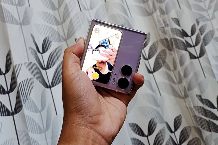 Ilustrasi selfie menggunakan kamera belakang dan Cover Screen Oppo Find N2 Flip.