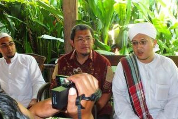 Ketua Tim Sukses Prabowo-Hatta Jawa Barat, Ahmad Heryawan, saat bertemu dengan sejumlah perwakilan ulama muda kota Bogor, di Bogor, Jawa Barat, Sabtu (14/6/2014). K97-14