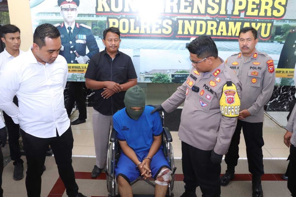 Kapolres Indramayu AKBP Fahri Siregar bersama jajaran memberikan keterangan ungkap kasus perampokan minimarket dengan senjata mainan akibat terjerat Pinjol dan Judi online , di Mapolresta Indramayu, Senin (4/3/2024) siang.