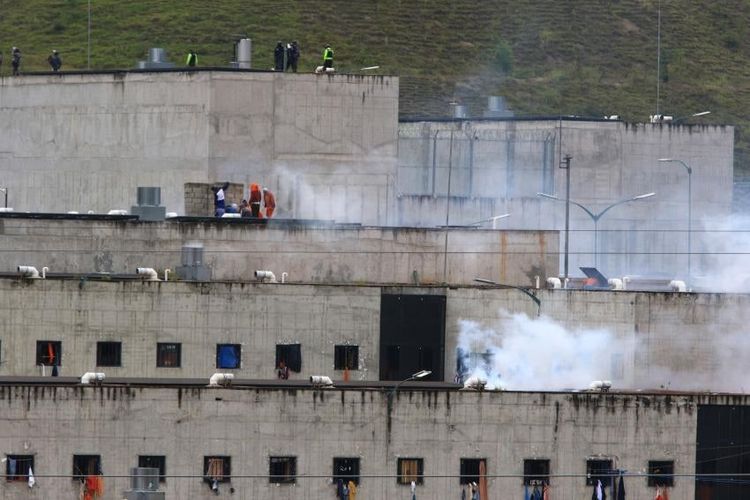 Gas air mata mengepul dari beberapa bagian penjara Turi tempat kerusuhan narapidana terjadi di Cuenca, Ekuador, 23 Februari 2021. Pada Kamis (31/8/2023), narapidana di penjara Ekuador dilaporkan menyandera 57 sipir dan polisi.