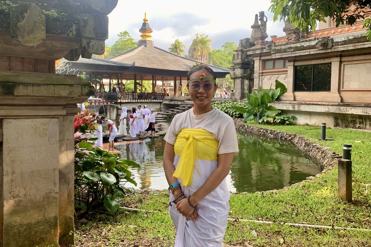 Sebanyak 200 peserta mengikuti Melukat di Museum Indonesia, Taman Mini Indonesia Indah (TMII), Jakarta Timur, pada Minggu (26/4/2026) sore. Menurut Clara (30), ritual Melukat di TMII terasa berbeda dengan di Bali. Di kawasan miniatur Indonesia tersebut, proses Melukat dibuat runut dan lengkap.